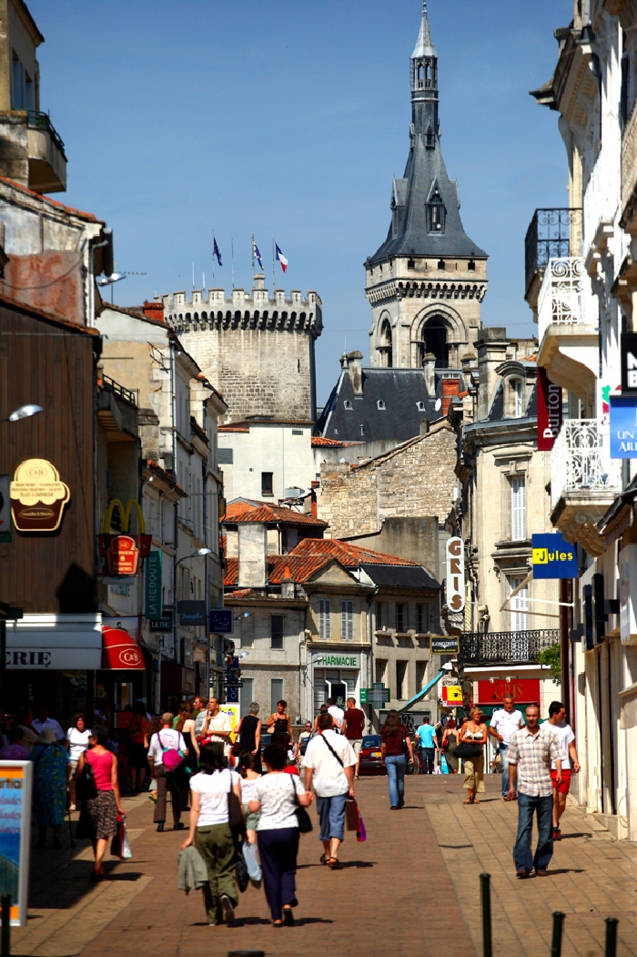 Une rue commercante du centre-ville d'Angouleme